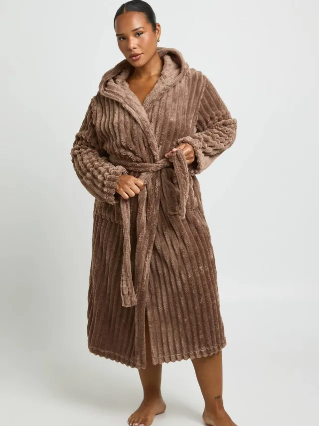 boohoo Dames Plus Geribbelde Fleece Lange Badjas Met Capuchon Mokka