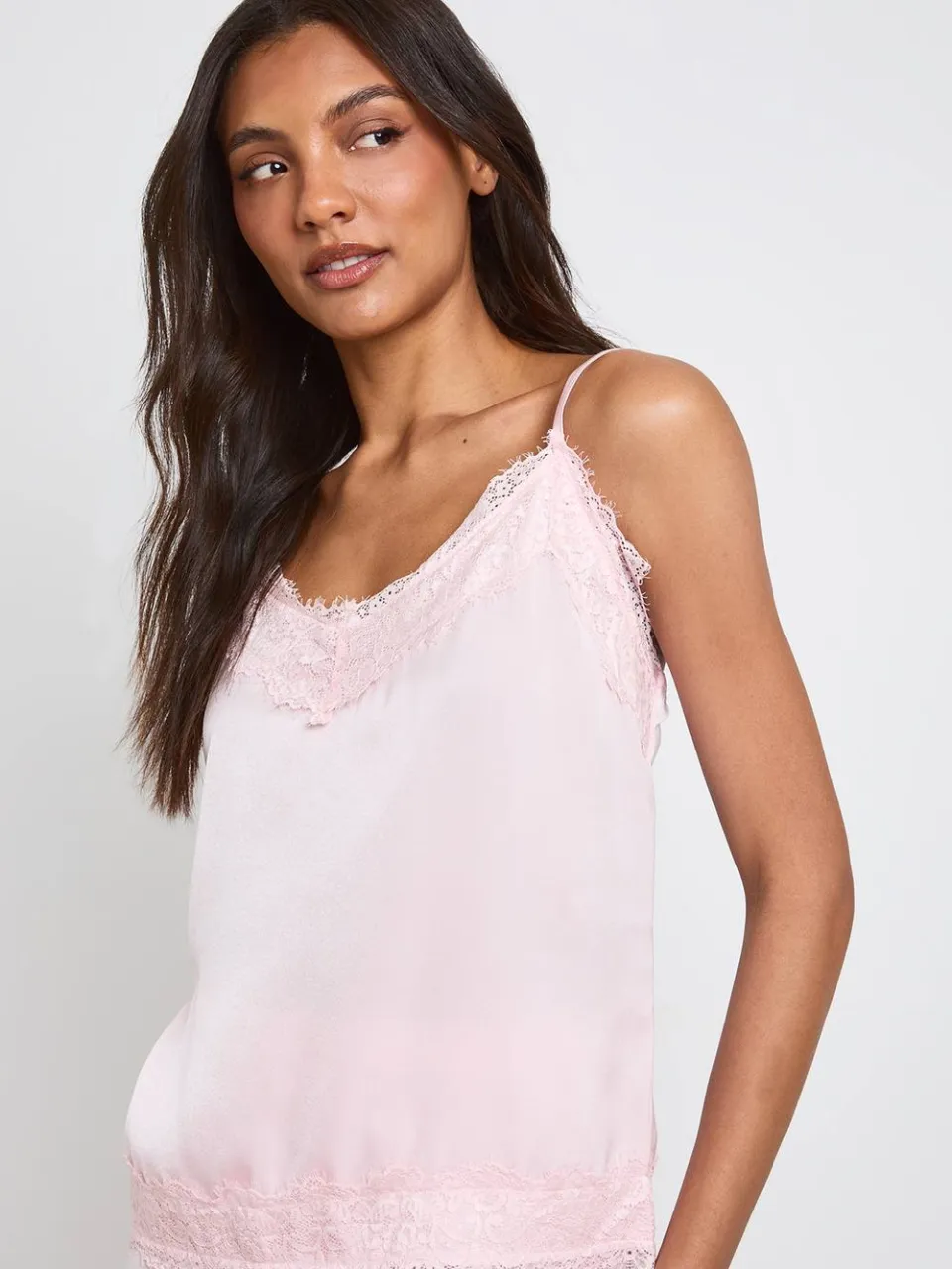 boohoo Dames Tall Pyjamaset Met Cami En Broek Met Wimperkanttrim roze, foto 4