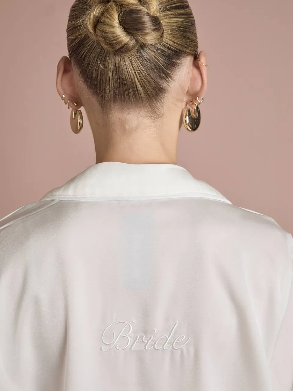 boohoo Dames Bruidspyjama 'Bride' Satijn Geborduurd Lange Mouw Shirt & Korte Broek Set wit, foto 4
