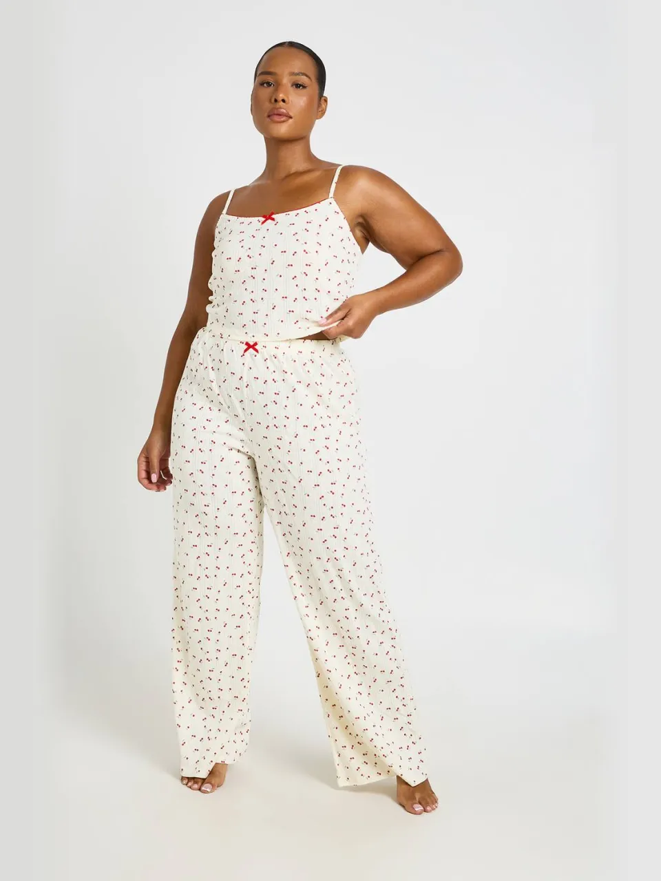 boohoo Dames Plus Kersen Pointelle Hemdje En Broek Pyjama Set wit, foto 3