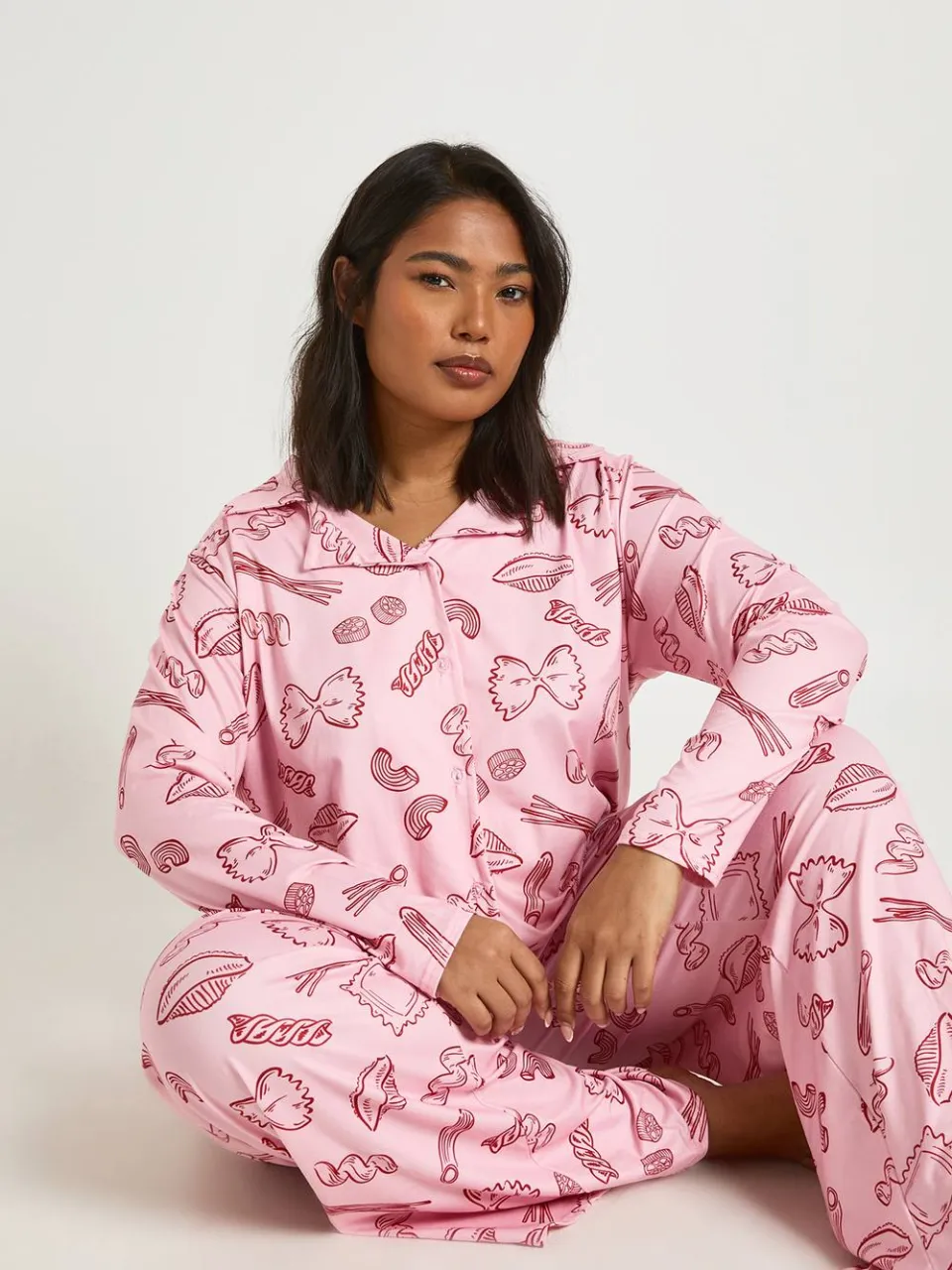 boohoo Dames Plus Pasta Print Lange Mouw Shirt En Broek Pyjama Set roze, foto 4