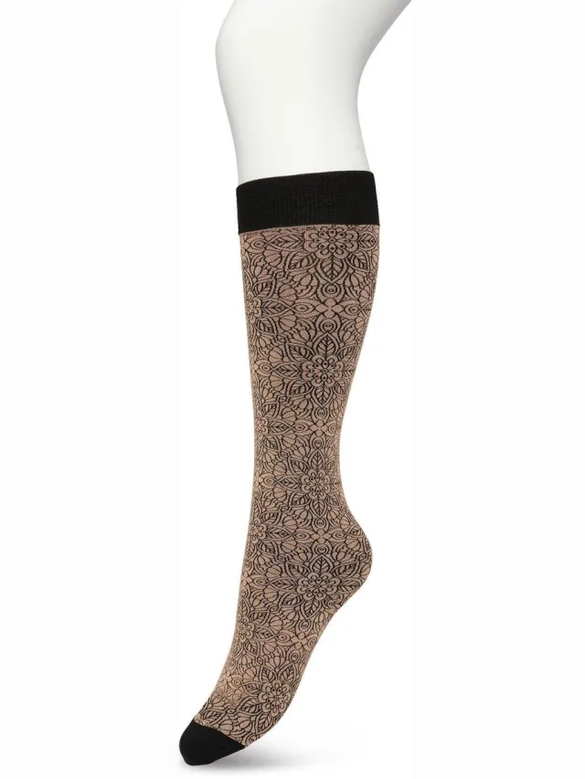 Bonnie Doon Dames Bloemen Panty Kniekousen Licht Bruin - Knie Kousen 100 denier - Gebloemd - Bloemen Print - Uitstekend draagcomfort - Mandala Flower Knee High - Kniesokken - Zakt niet af - OEKO-TEX - Macaroon - BP221805.275