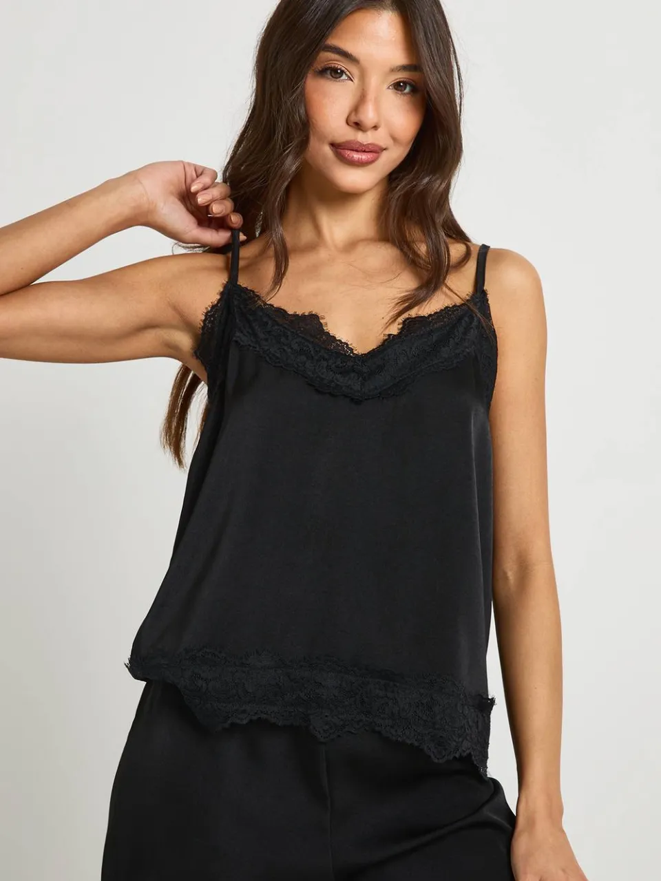boohoo Dames Cami & Broek Pyjama Set met wimperkant zwart, foto 4