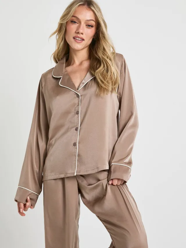 boohoo Dames Petite satijn piping detail lange mouwen overhemd & broek pyjama set Mokka