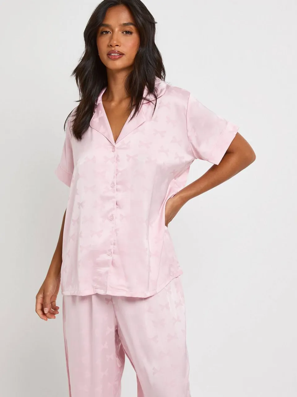 boohoo Dames Petite Pyjama Set Met Jacquard Strikjesdessin, Satijnen Blouse Met Korte Mouwen & Broek lichtroze, foto 4
