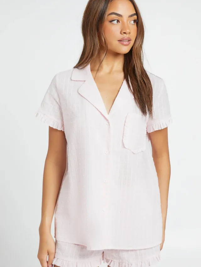 boohoo Dames Gestructureerde Pyjama Set Met Ruches Detail Korte Mouwen Shirt & Short Roze