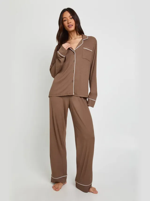 boohoo Dames Tall Zachte Geribbelde Pyjama Set met Lange Mouwen Shirt & Broek Chocoladebruin