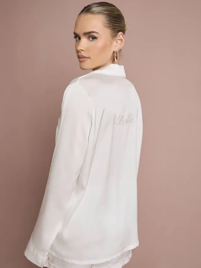 boohoo Dames Bruidspyjama 'Bride' Satijn Geborduurd Lange Mouw Shirt & Korte Broek Set wit, foto 2