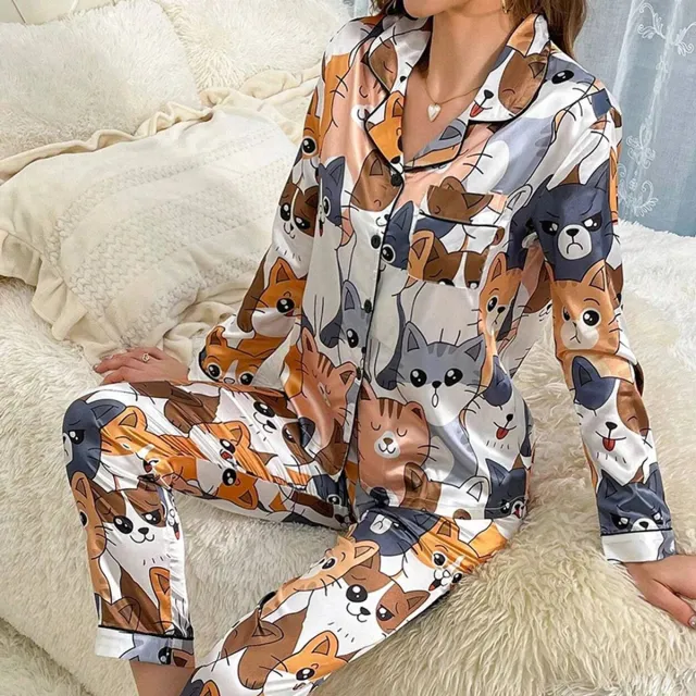 rimmo Dames Satijnen Pyjama Set met Kattenprint Maat M – Lange Mouwen, Reverskraag Top & Broek | Comfortabele Herfst Loungewear en Nachtkleding | Pyjama Dames Satijn, Kattenprint Nachtkleding, Loungewear Set, Pyjama Lange Mouw bruin