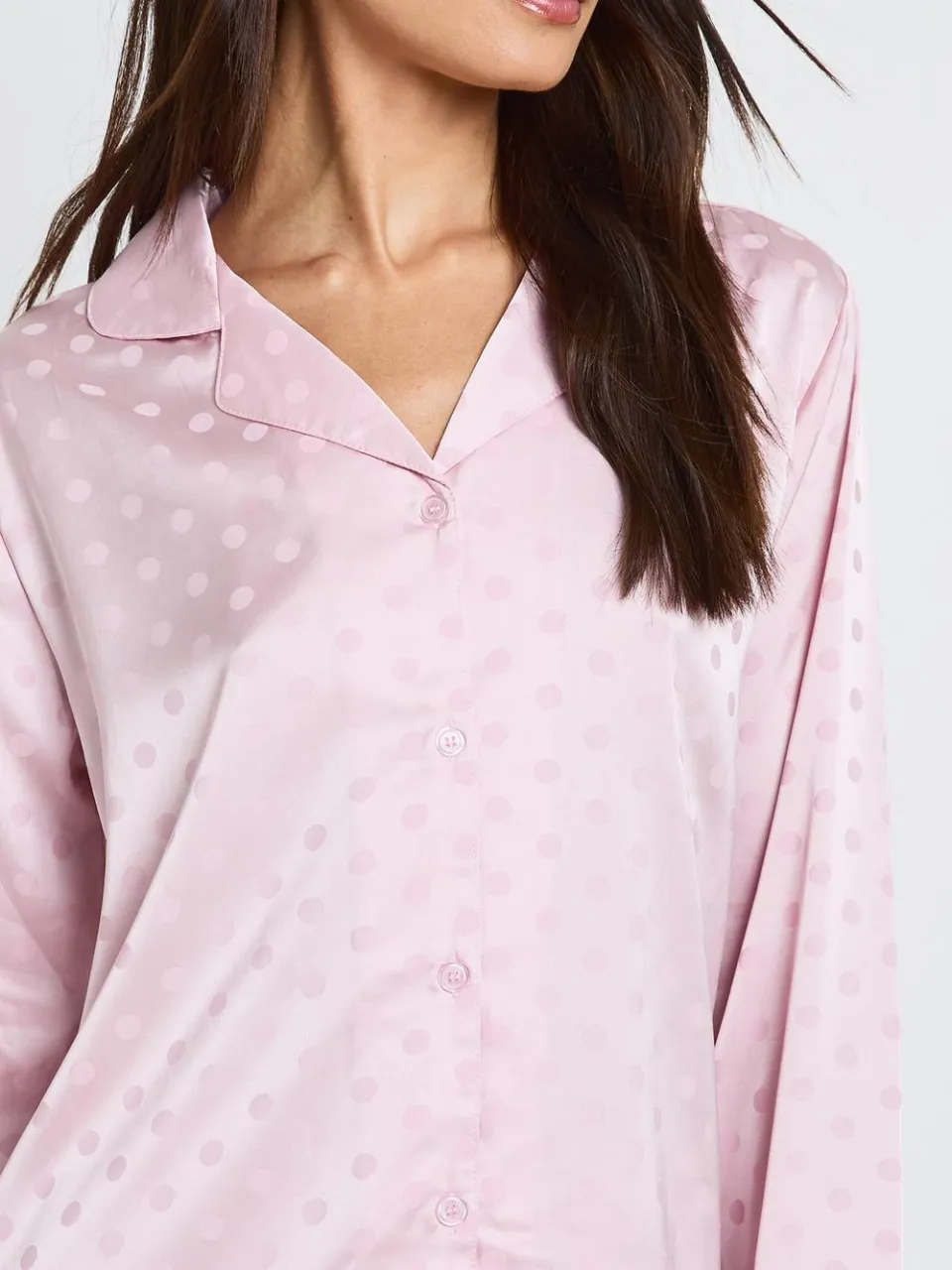 boohoo Dames Lange Pyjama Set Met Jacquard Satijn Polkadot Dessin Lange Mouwen Shirt & Broek lichtroze, foto 4