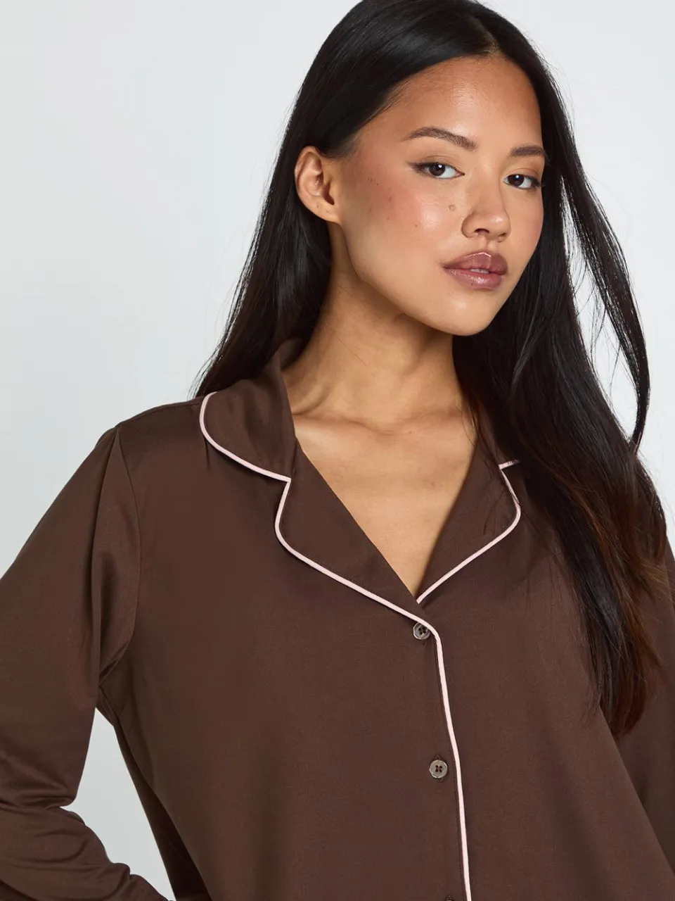 boohoo Dames Petite Pyjama Set Met Paspeldetail Lange Mouwen Shirt & Broek chocoladebruin, foto 3