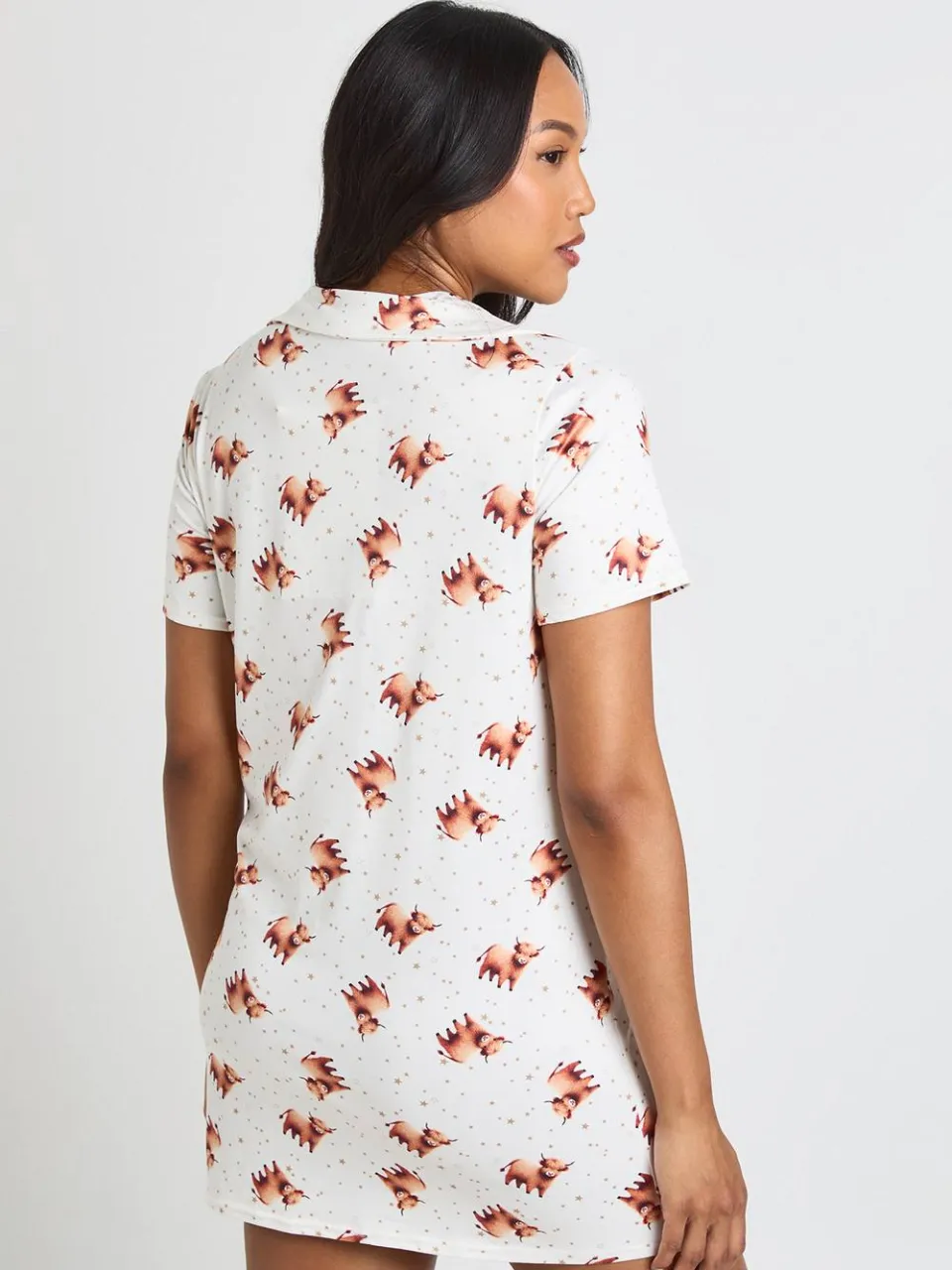 boohoo Dames Zwangerschaps Nachthemd Met Hooglandkoeien Print En Knoopsluiting Met Kraag lichtbruin, foto 2