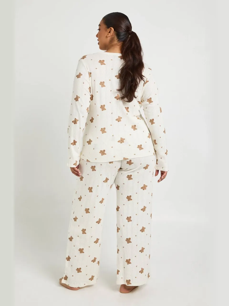 boohoo Dames Plus Pointelle Beerprint Top met Lange Mouwen & Broek Pyjamaset crème, foto 2