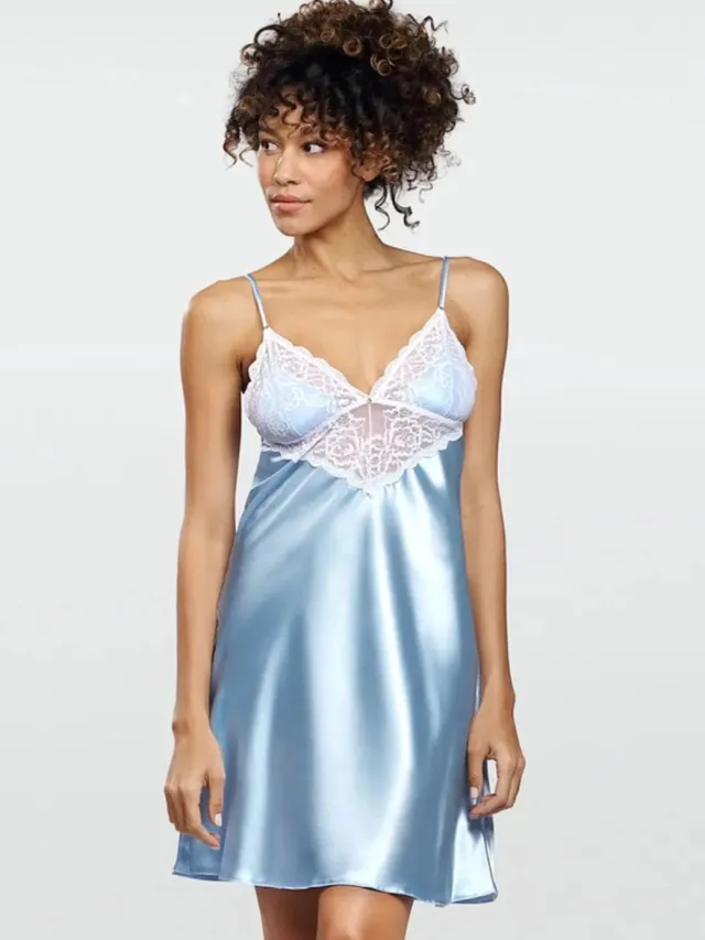 DKaren Vrouwelijke lichtblauwe satijnen chemise | cadeautip | satijnen nachthemd met kant | DKaren Luna