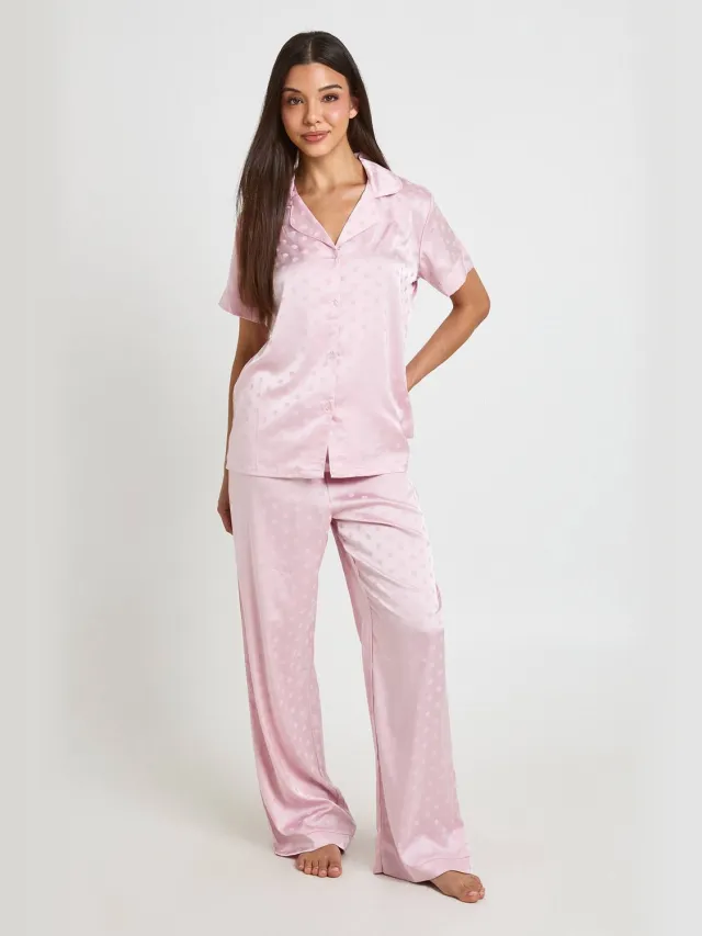 boohoo Dames Satijnen Pyjama Set Met Korte Mouwen En Jacquard Polkadot Patroon - Shirt En Broek Lichtroze