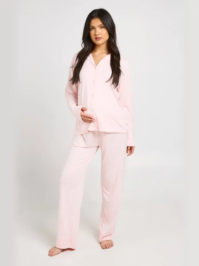 boohoo Dames Zwangerschaps Pyjama Set Van Zacht Katoen Met Knoopsluiting Shirt En Broek Lichtroze