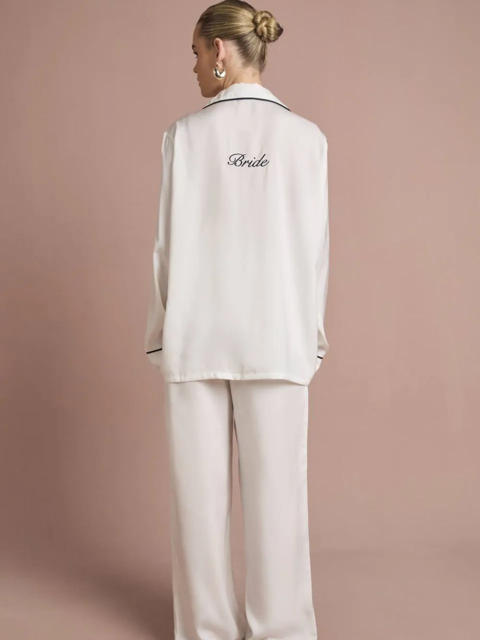 boohoo Dames Bruidspyjama Set 'Bride' Satijn Geborduurd Lange Mouwen Shirt & Broek wit, foto 3
