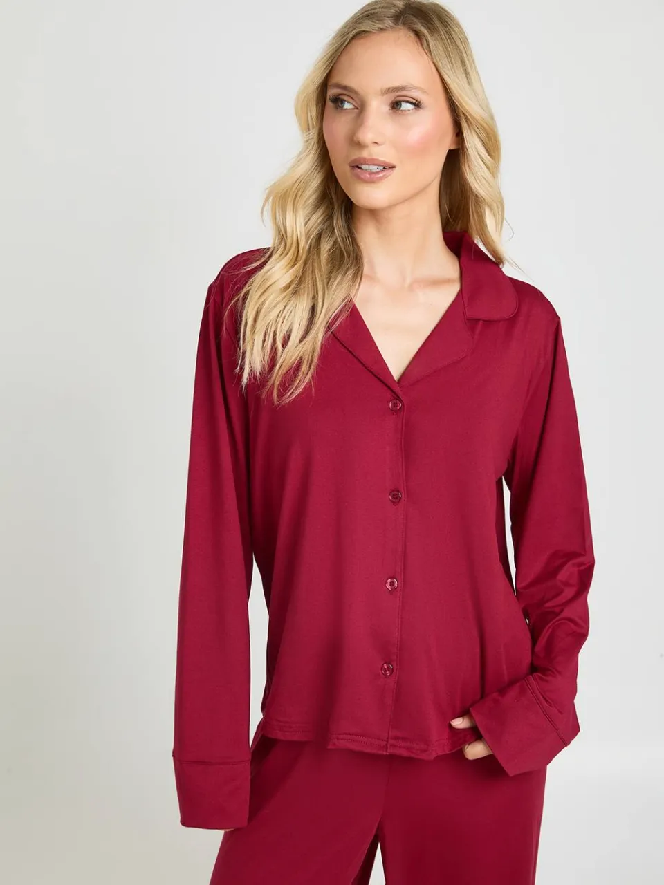 boohoo Dames Petite Pyjama Set Met Zacht Aanvoelend Knoopsluiting Shirt En Broek bordeaux rood, foto 3