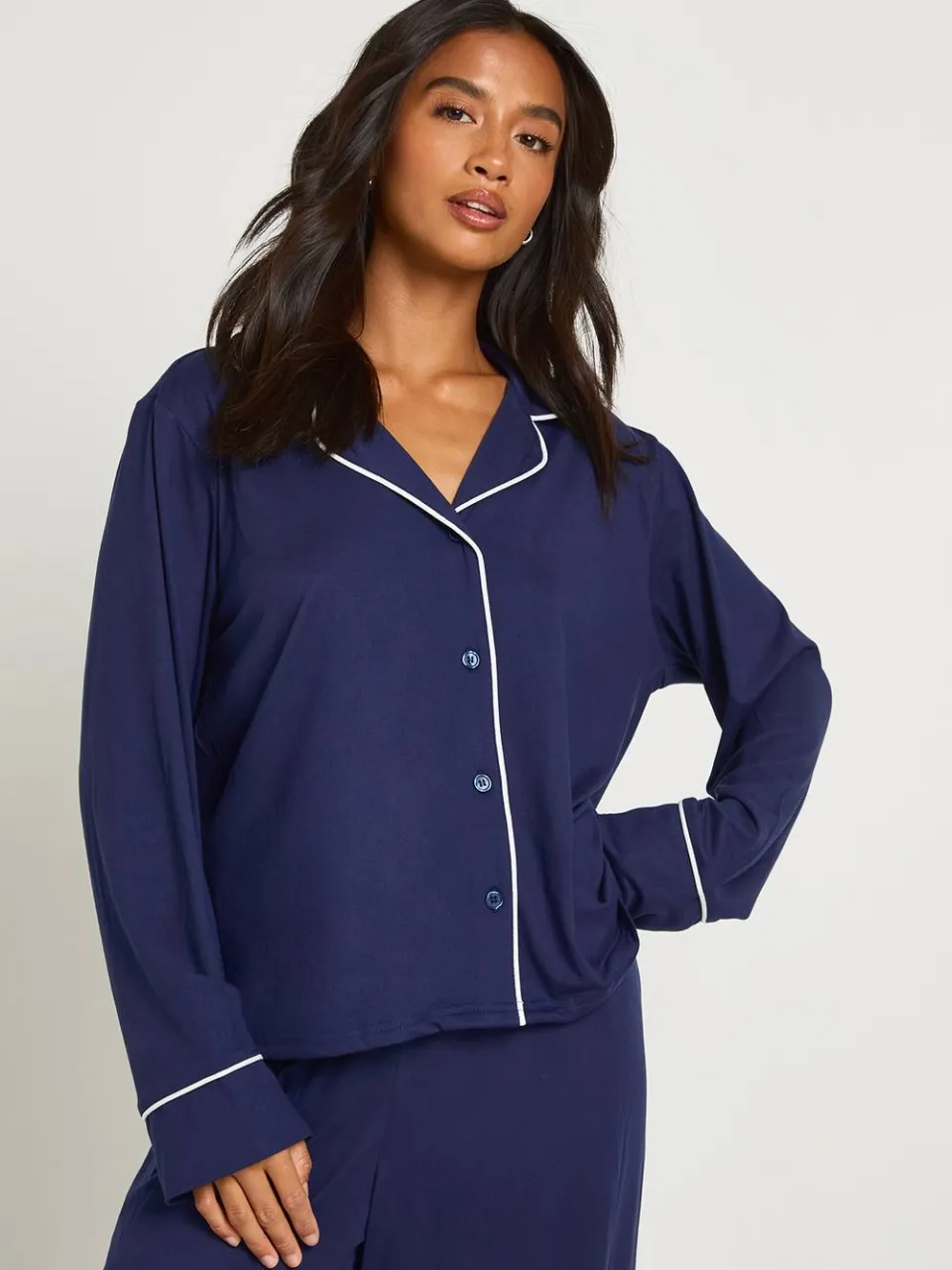 boohoo Dames Pyjamaset met langarmig overhemd en broek met Petite Piping-detail marineblauw, foto 2