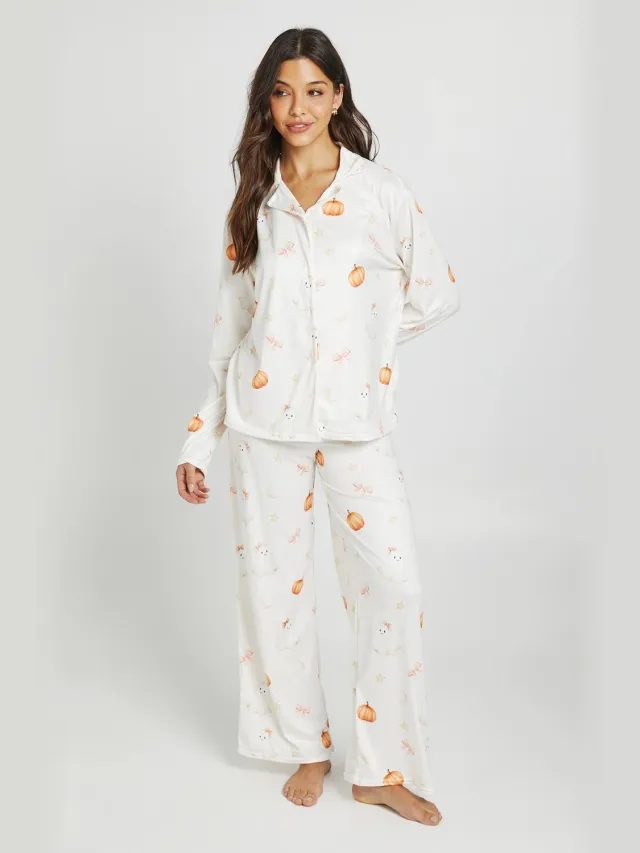 boohoo Dames Spook En Pompoen Print Pyjama Set Met Shirt Met Lange Mouwen & Broek Crème