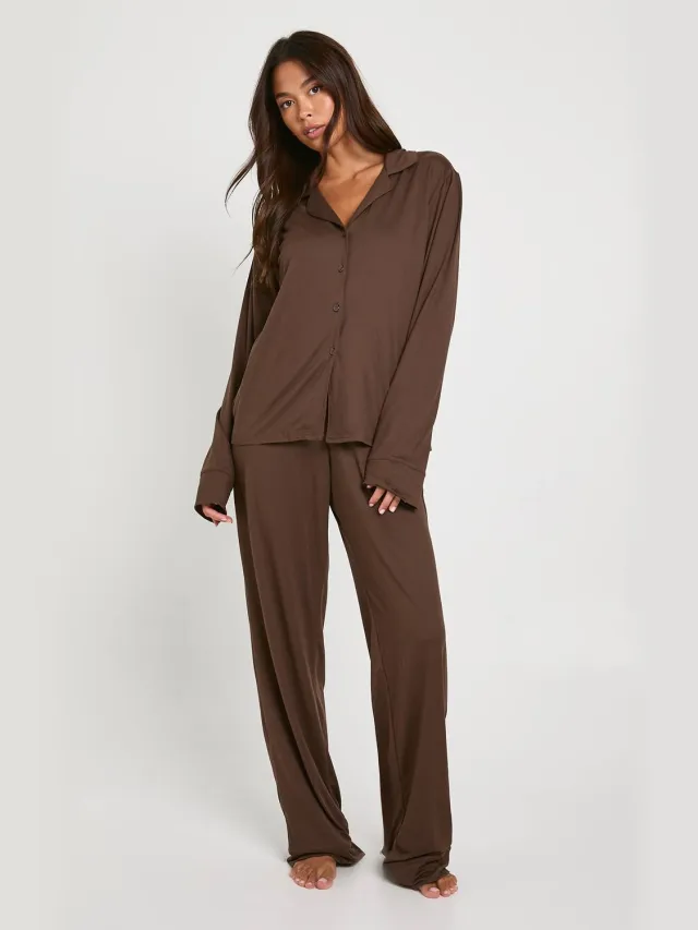 boohoo Dames Pyjamaset met soft-touch overhemd met doorlopende knoopsluiting en bijpassende broek Chocoladebruin