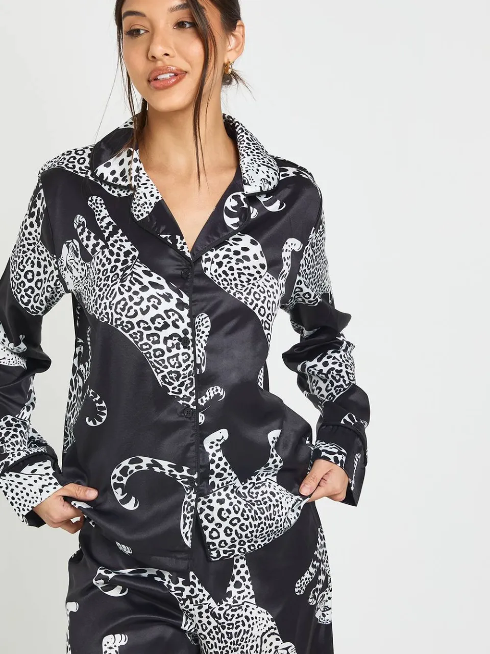 boohoo Dames Satijnen Pyjama Set Met Luipaardprint, Biesdetail, Lange Mouwen En Broek zwart, foto 2