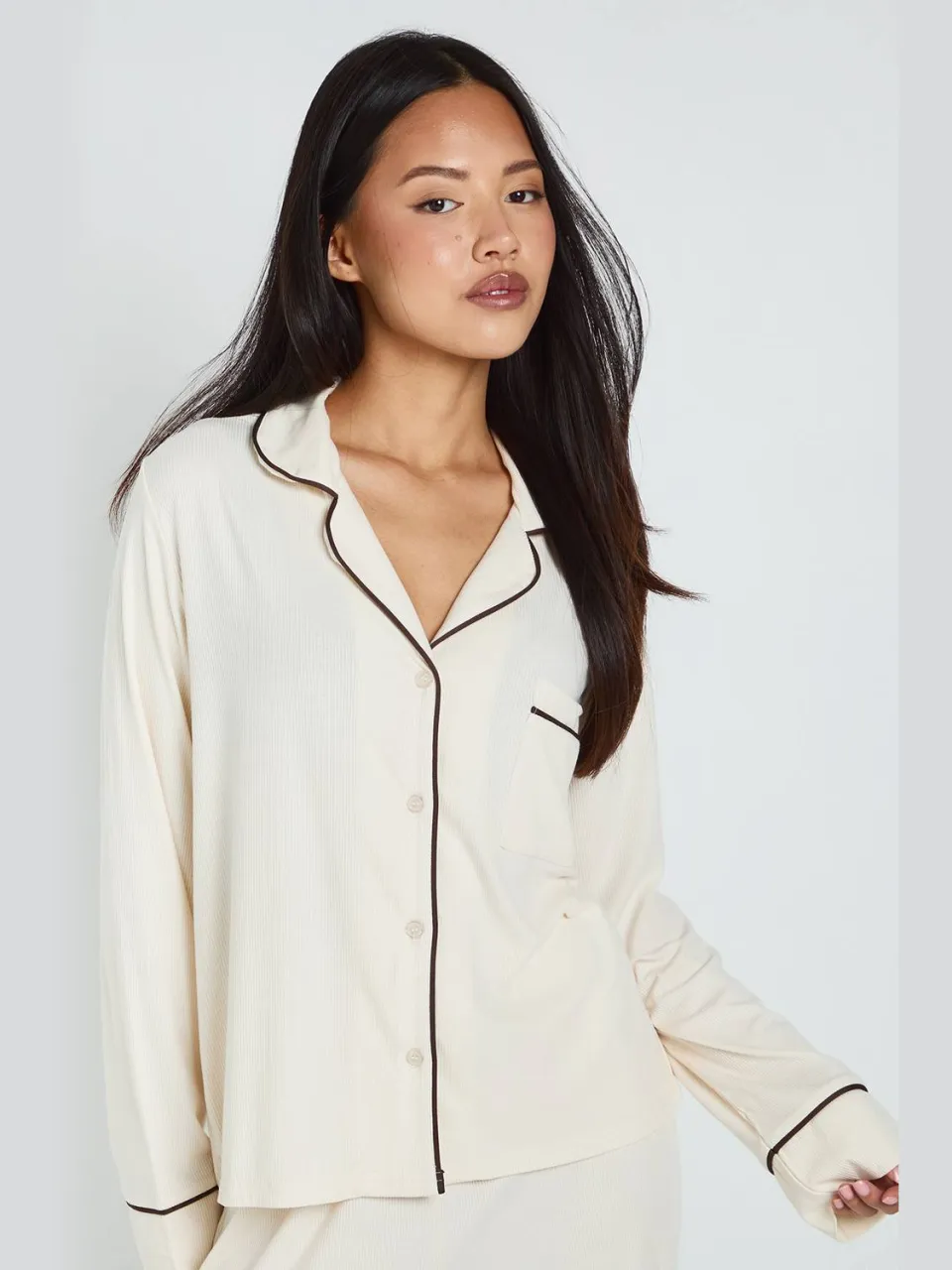 boohoo Dames Petite Zachte Rib Lange Mouw Shirt & Broek Pyjama Set crème, foto 3