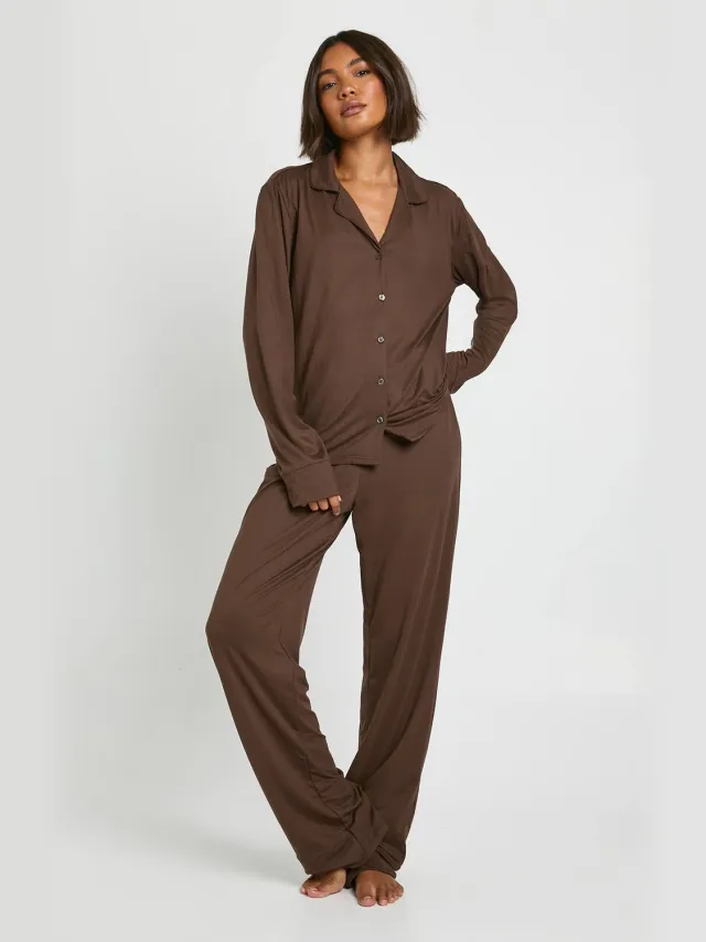 boohoo Dames Lang Soft Touch pyjama set met overhemd met knoopsluiting en broek Chocoladebruin