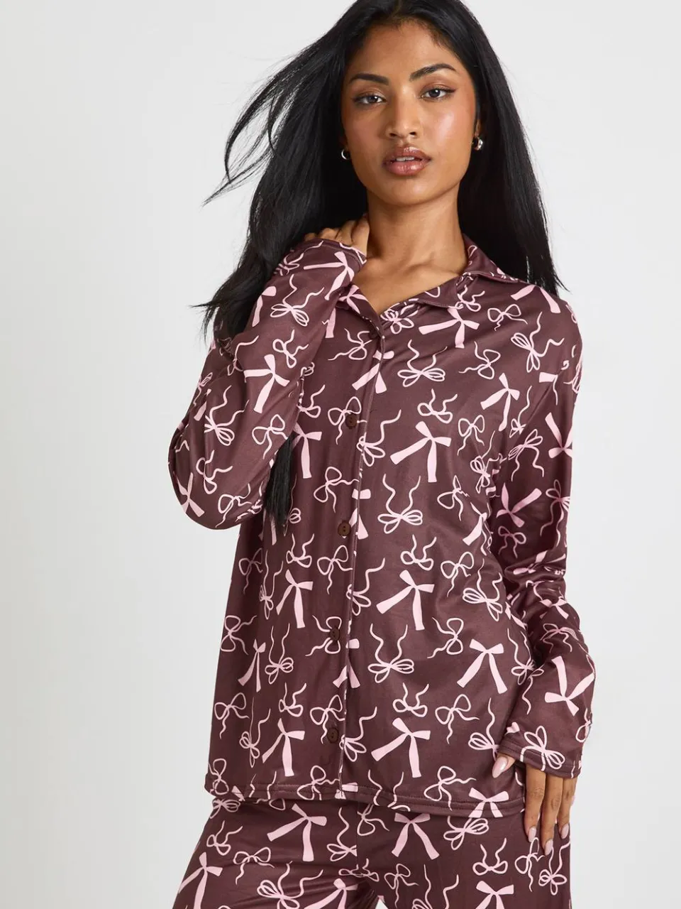 boohoo Dames Gemengde strikprint langmouwhemd & broekpyjamaset chocoladebruin, foto 3
