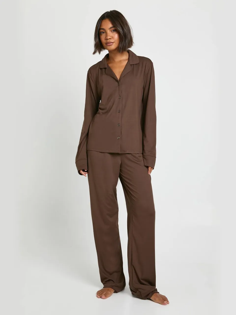 boohoo Dames Lang Soft Touch pyjama set met overhemd met knoopsluiting en broek chocoladebruin, foto 3