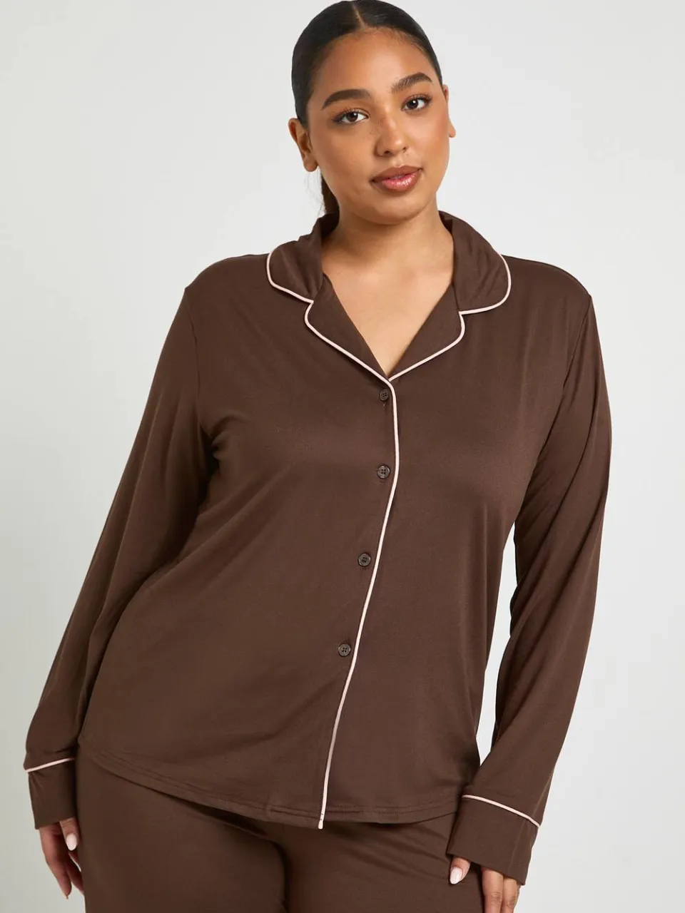 boohoo Dames Plus pijpdetail lange mouw overhemd & broek pyjamasset chocoladebruin, foto 3