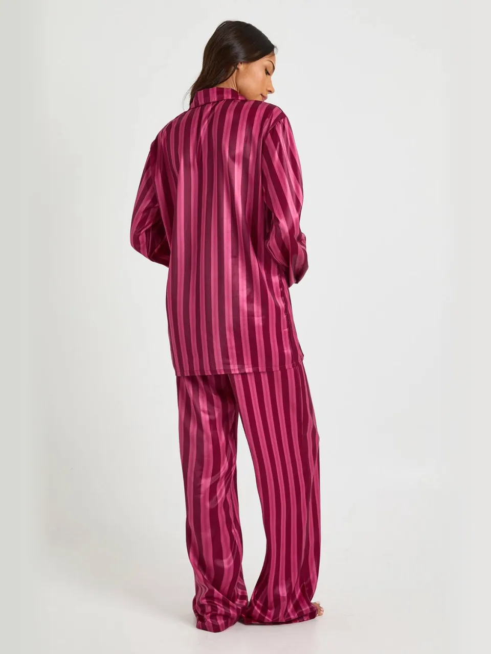 boohoo Dames Tall oversized satijn gestreept overhemd met lange mouwen & broek pyjamaset donker roze, foto 2