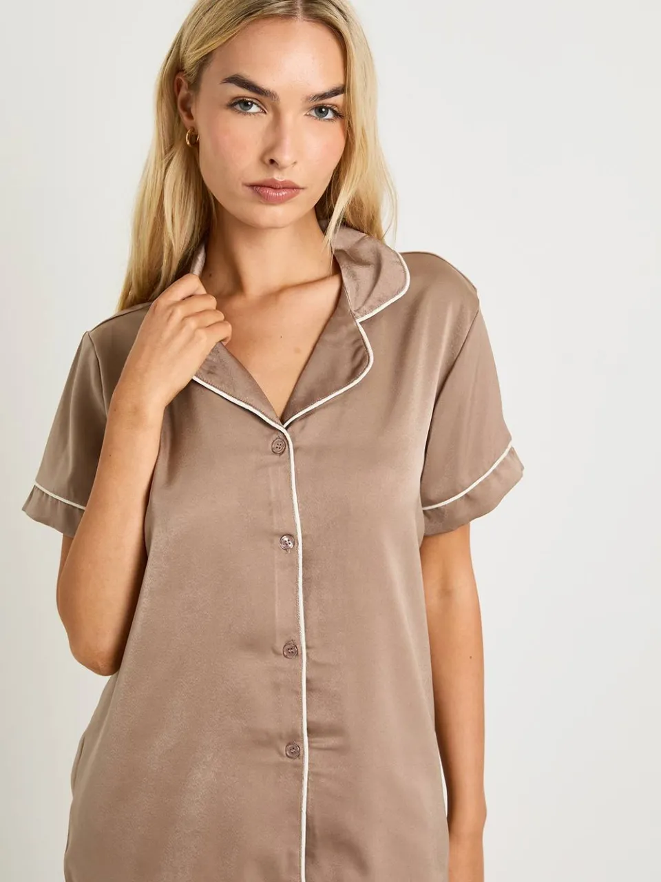 boohoo Dames Satijnen Pijpdetail Korte Mouw Shirt & Shorts Pyjama Set mokka, foto 4