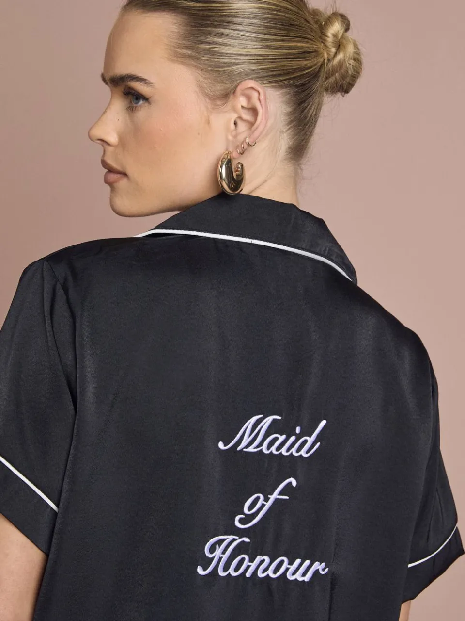 boohoo Dames Bruidspyjama 'Maid Of Honor' Satijn Geborduurd Korte Mouw Shirt & Shorts Set zwart, foto 4