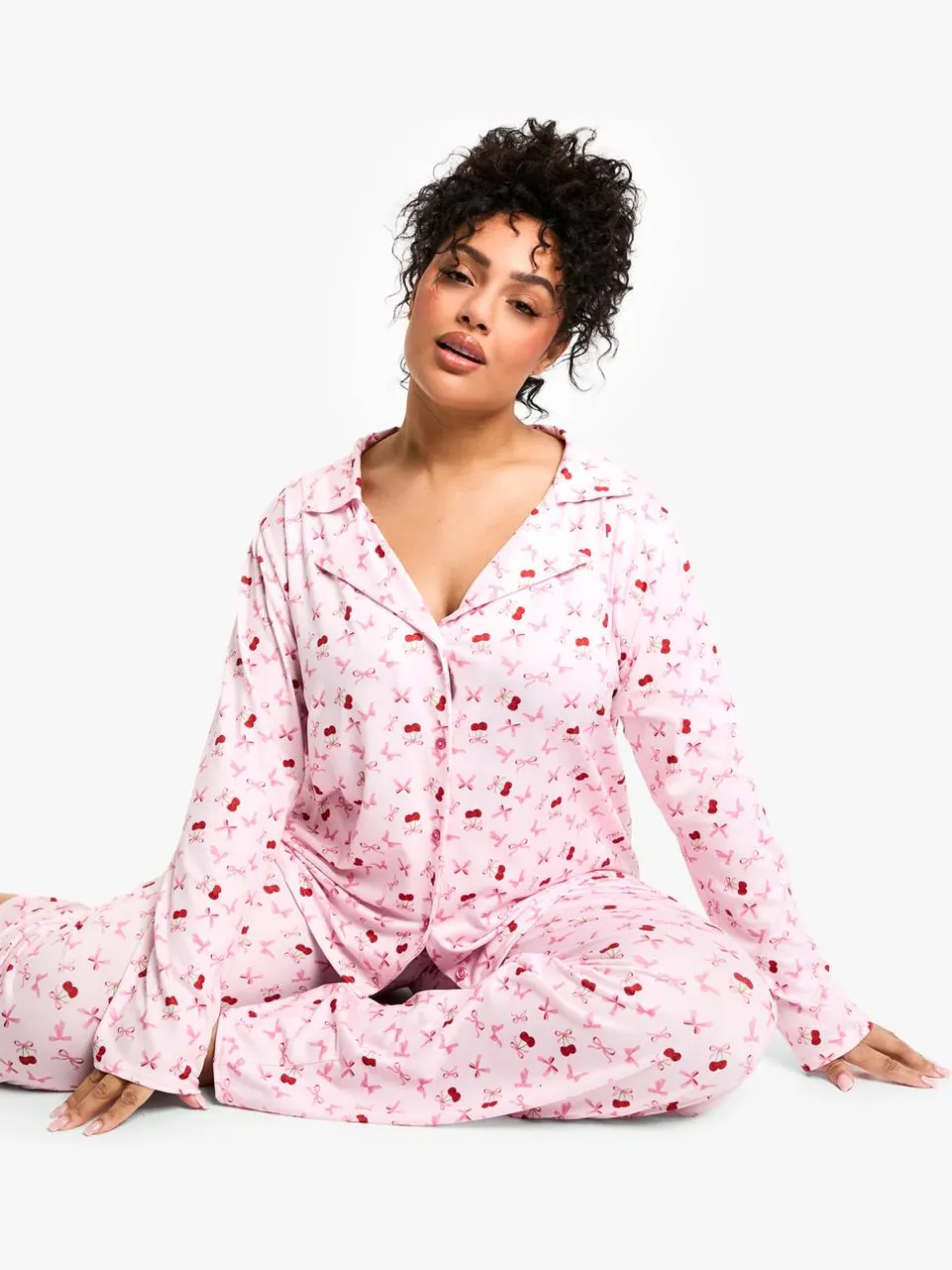 boohoo Dames Plus Cherry Print Pyjama Set met Lange Mouwen & Broek baby roze, foto 3