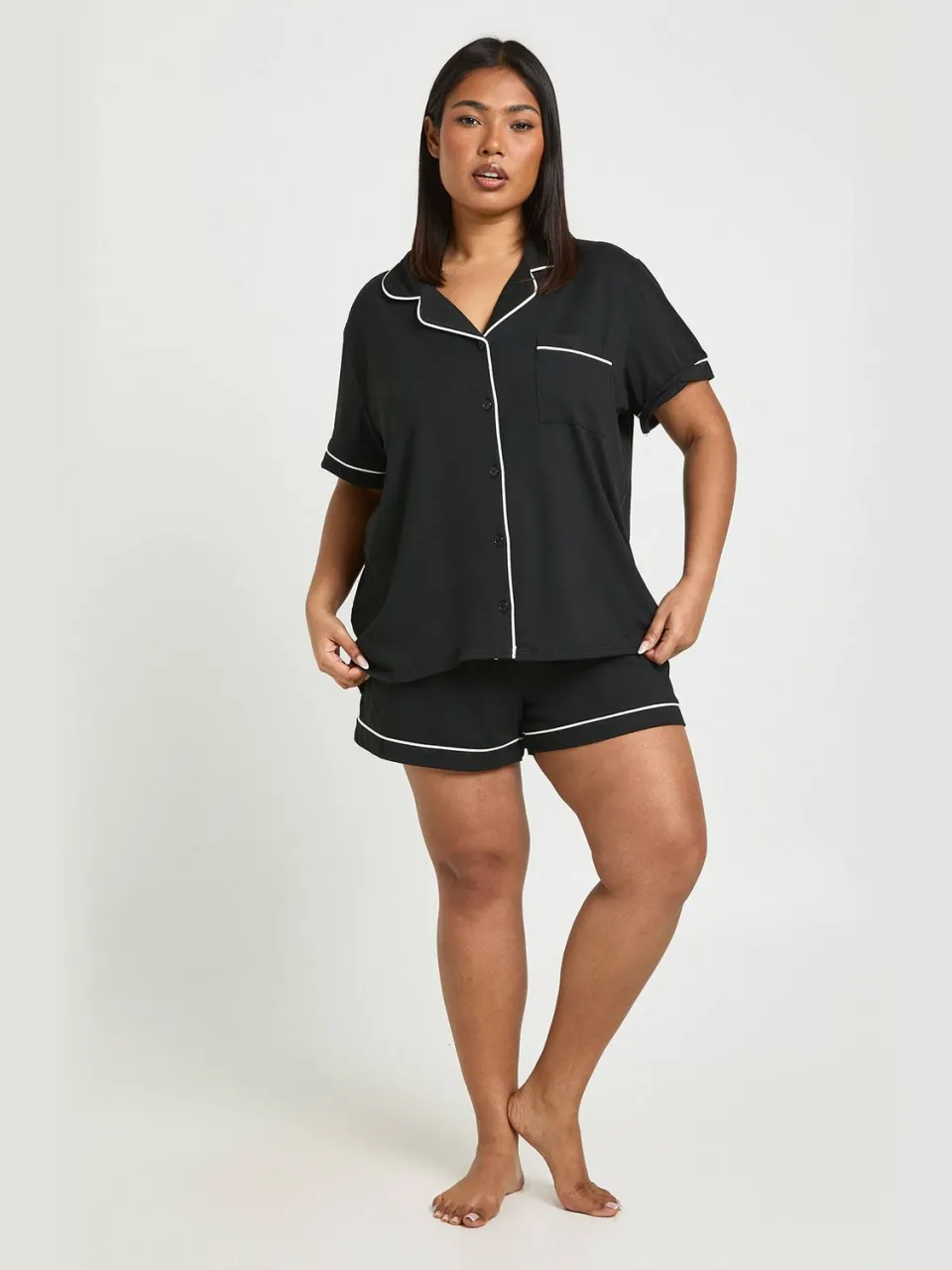 boohoo Dames Plus Jersey Pyjama Set Met Paspelbiezen Korte Mouwen En Short Zwart