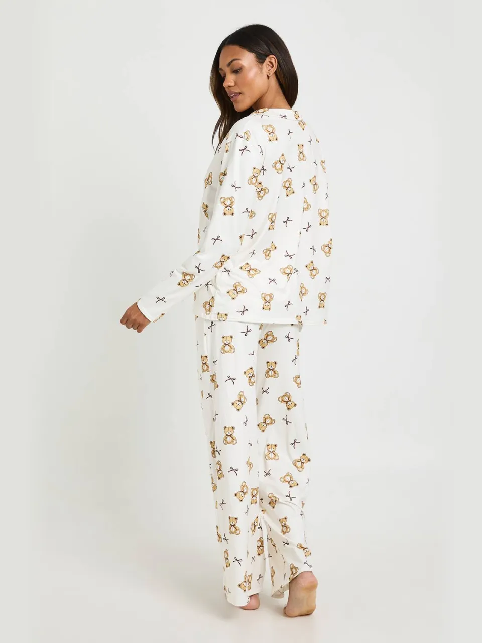 boohoo Dames Zwangerschaps Beertjes en Strikjes Print Lange Mouw Shirt & Broek Pyjama Set crème, foto 2