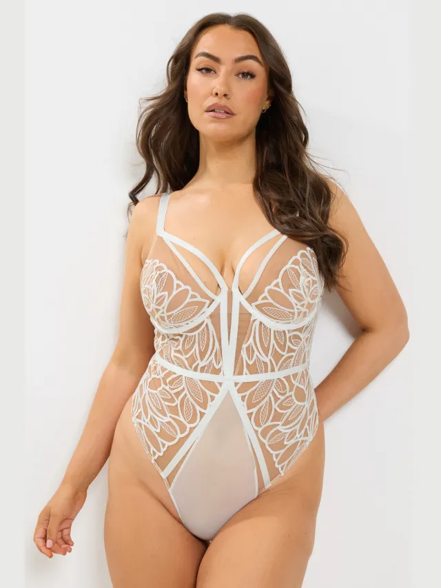 Playful Promises Grote Maten Witte Bodysuit Met Bandjes En Geborduurde Bloemen White