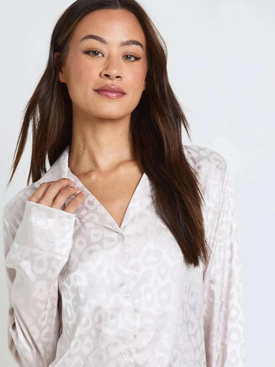 boohoo Dames Tall Luipaard Jacquard Satijnen Pyjama Set Met Lange Mouwen Shirt & Broek champagne, foto 4