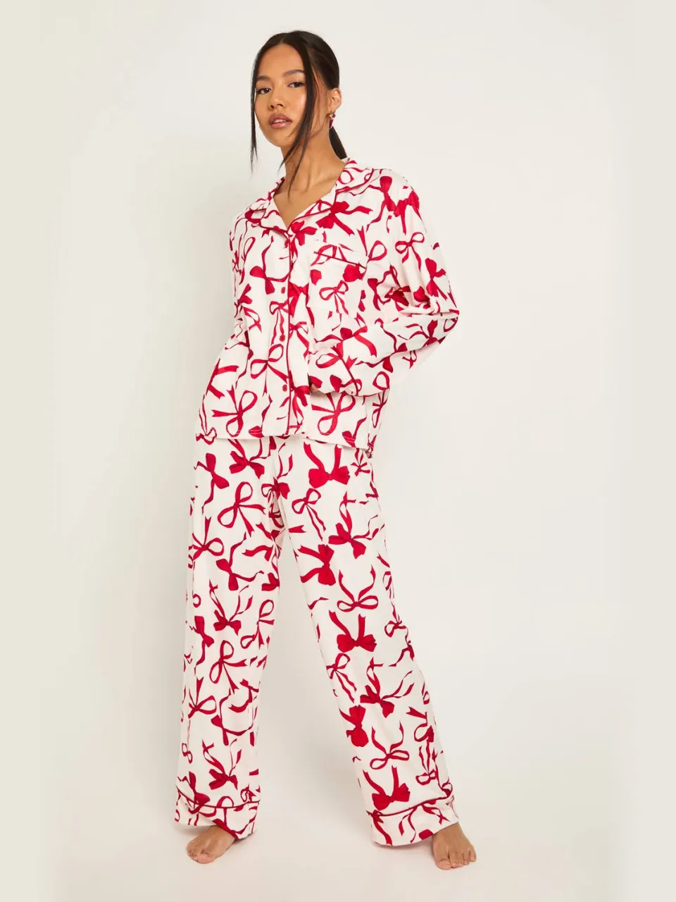 boohoo Dames Petite Oversized Strik Print Lange Mouw Shirt & Broek 3-Delige Pyjama Set crème, foto 3