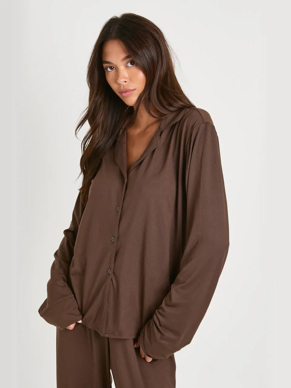 boohoo Dames Pyjamaset met soft-touch overhemd met doorlopende knoopsluiting en bijpassende broek chocoladebruin, foto 2