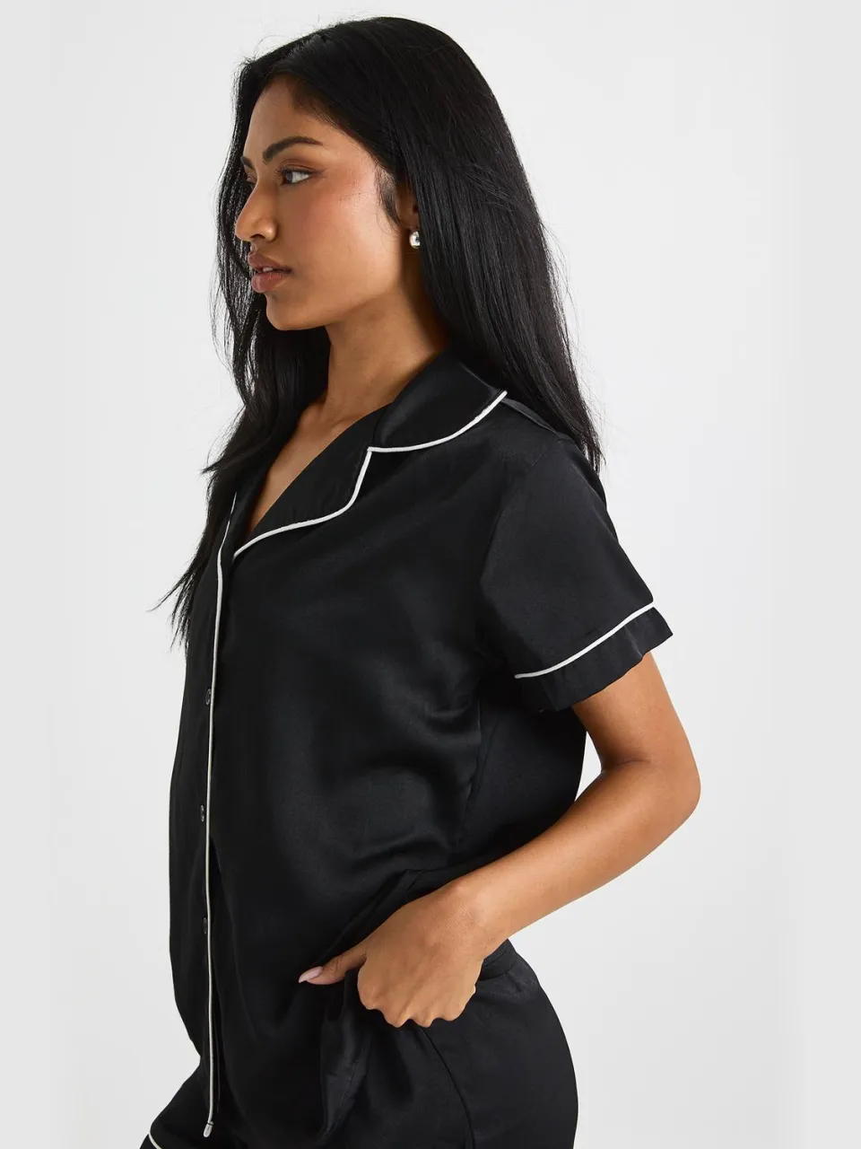 boohoo Dames Satin Piping Detail Short Sleeve Shirt & Shorts Pyjama Set zwart, foto 4