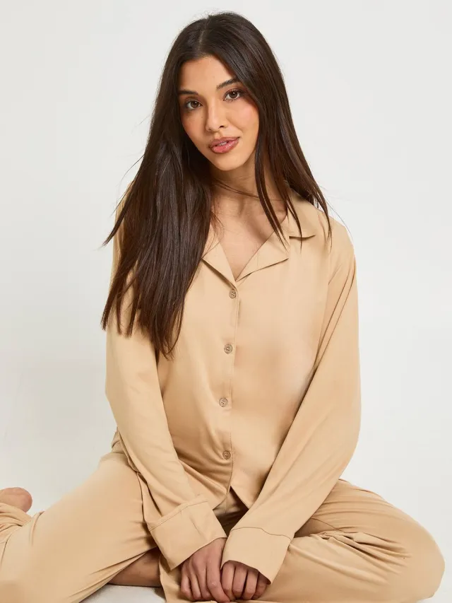 boohoo Dames Soft Touch pyjamaset met overhemd met doorlopende knoppen en broek Beige