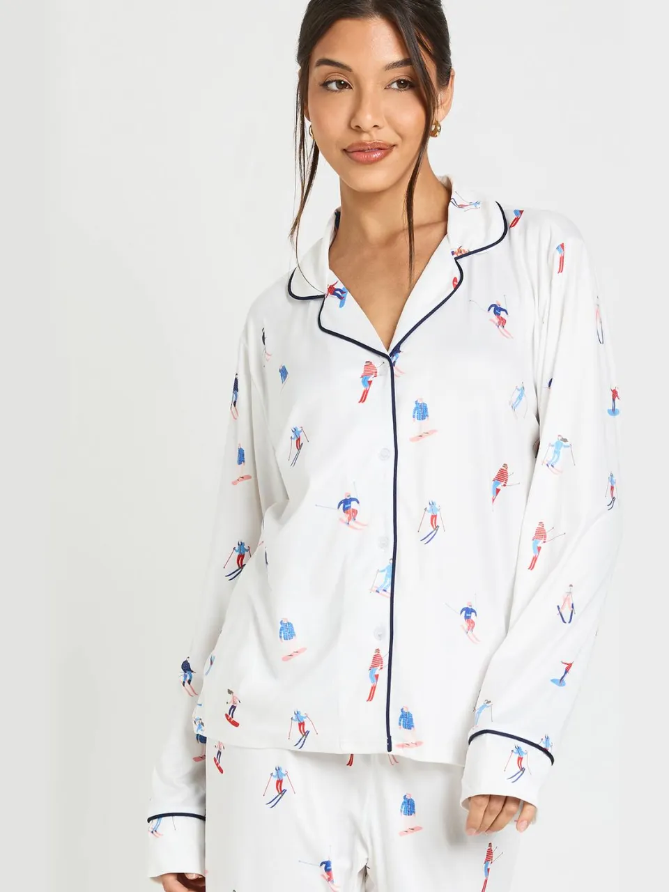 boohoo Dames Winter Skien Print Met Paspeldetail Pyjama Set Met Lange Mouwen & Broek wit, foto 3