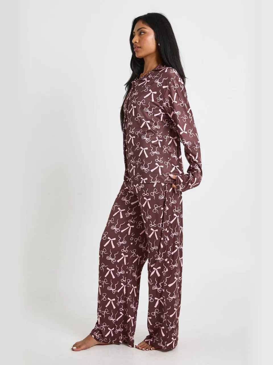 boohoo Dames Gemengde strikprint langmouwhemd & broekpyjamaset chocoladebruin, foto 2