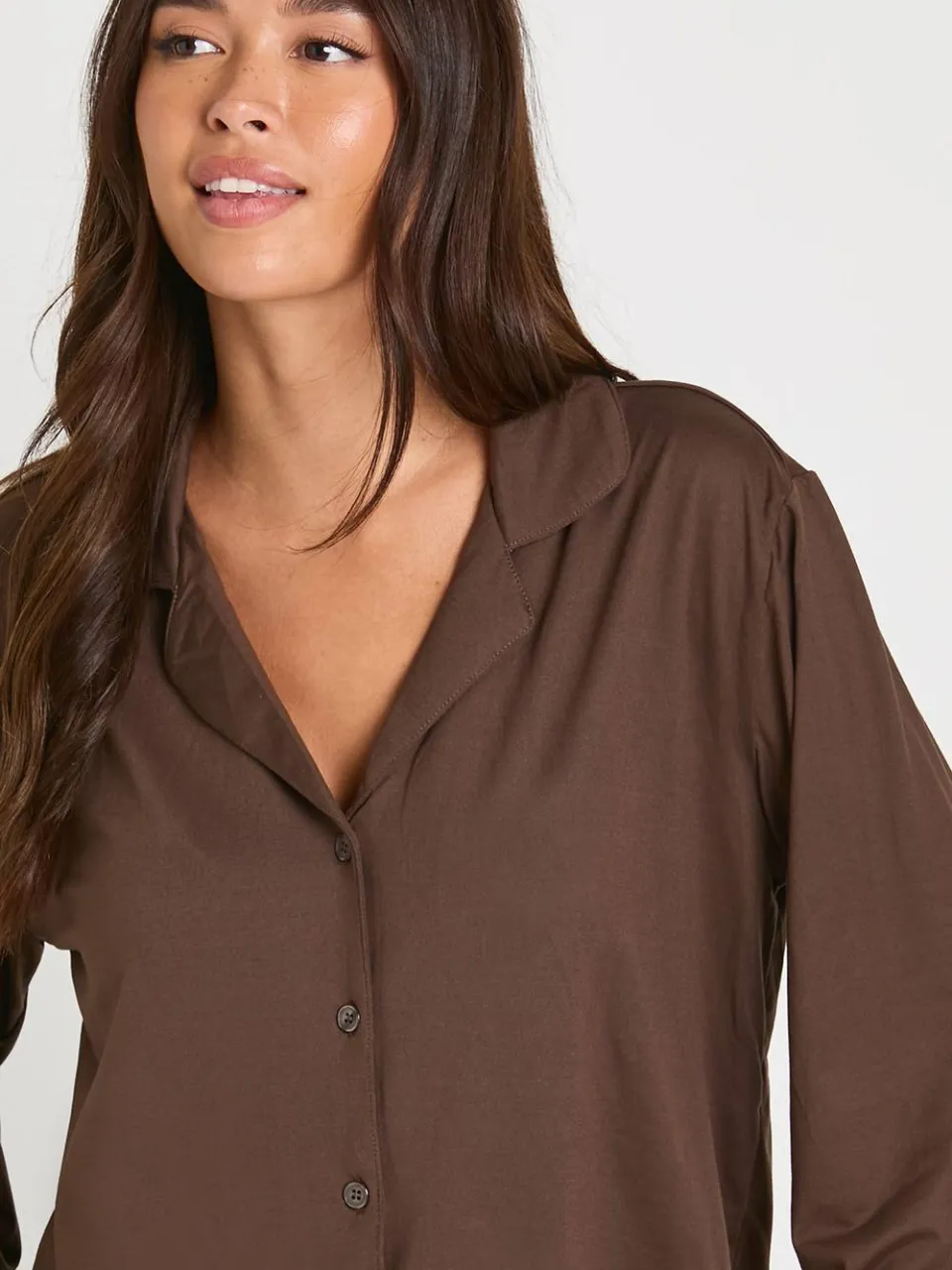 boohoo Dames Pyjamaset met soft-touch overhemd met doorlopende knoopsluiting en bijpassende broek chocoladebruin, foto 3