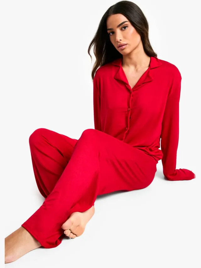 boohoo Dames Petite Pyjama Set met Lange Mouw Shirt & Broek Rood