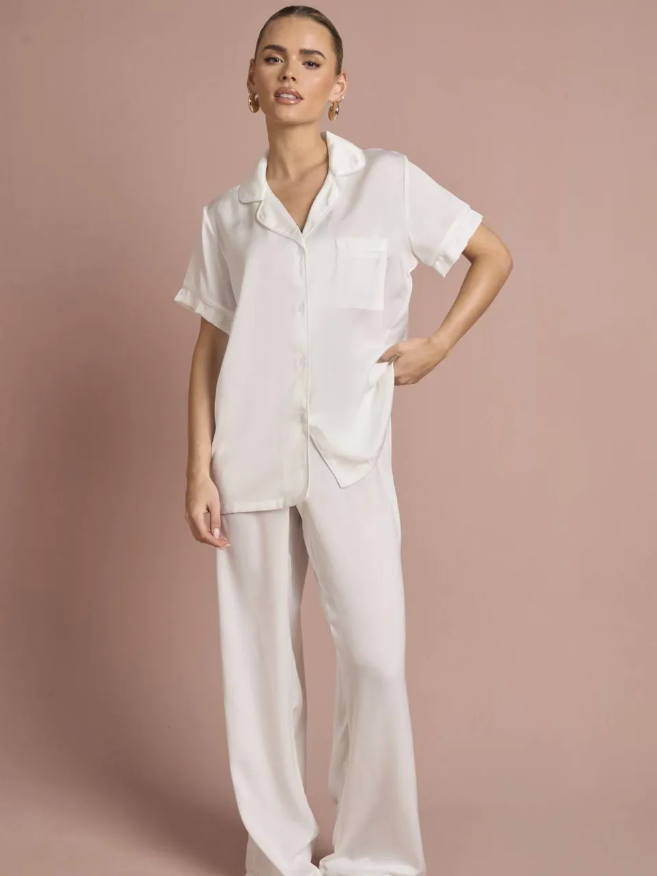 boohoo Dames Bruidspyjama 'Bride' Satijn Geborduurd Korte Mouw Shirt & Broek Set wit, foto 2