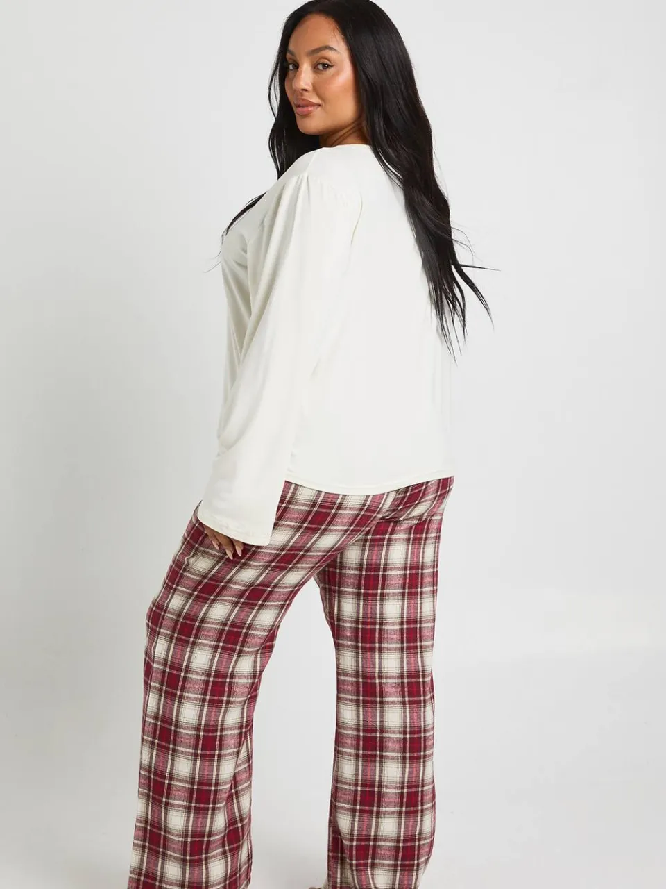 boohoo Dames Plus Soft Touch Gingham pyjamaset met top met lange mouwen en knopen en broek bordeaux rood, foto 3