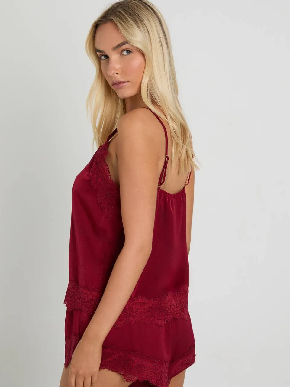 boohoo Dames Cami- en shortpyjamaset met wimperkant bordeaux rood, foto 2